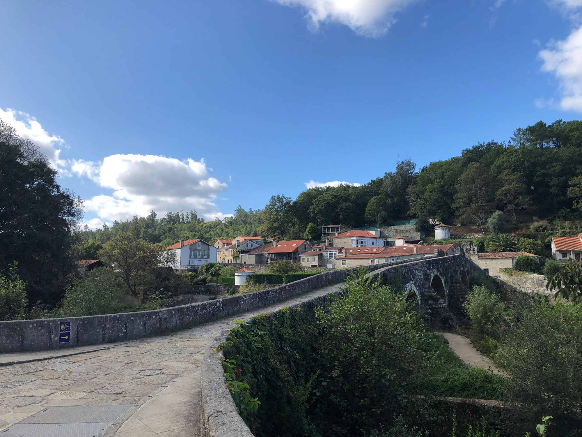 Die Ponte Maceira auf der ersten Etappe des Camino Finesterre